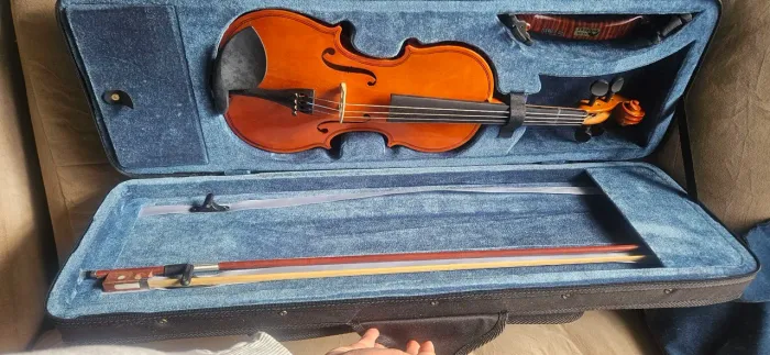 Vendo Violino completo ( Violino + Estojo + Espaleira + Arco)