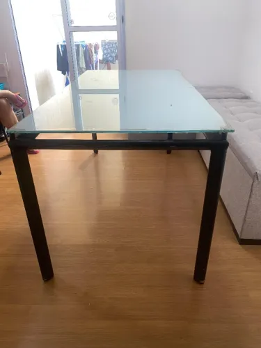 Mesa de jantar retangular com tampo de vidro