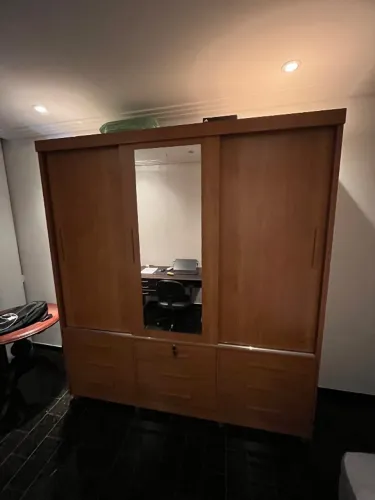 Guarda-roupa 3 portas e 9 gavetas