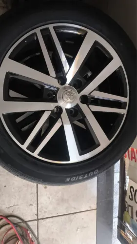 Rodas aro 20 da Hilux com pneus