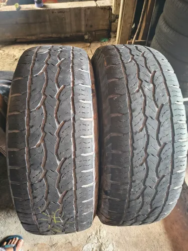 Vendo dois pneus Dunlop aro 16.265.70 pneus estão originais em ótimo estado