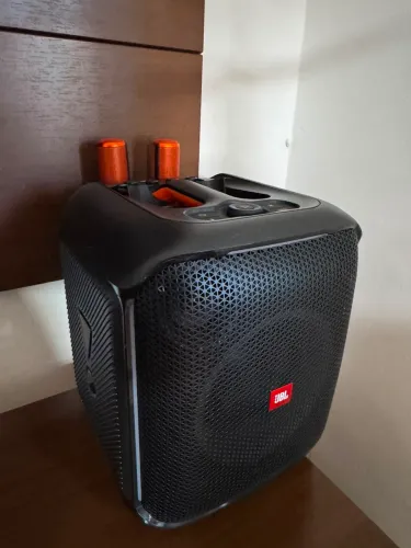 JBL encore com dois microfones, pouco usada