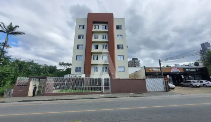 Apartamento com 02 quartos, cozinha com armários e sacada, localizado no bairro Santo Antô