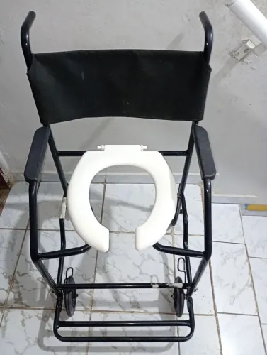 Cadeira de banho e para usar o banheiro 