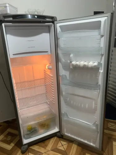 Geladeira semi-nova, menos de um ano de uso.