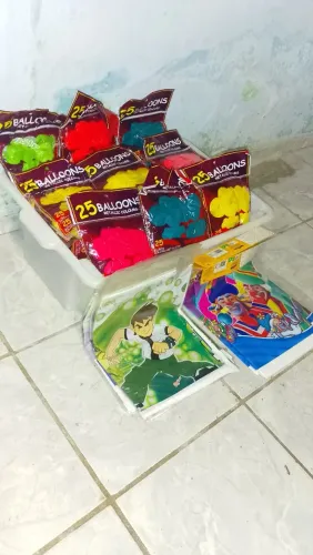 Balões e toalhas plásticas