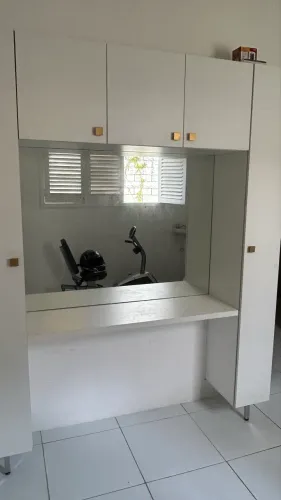 Mesa de estudo, material de limpeza, porta objeto, armário 