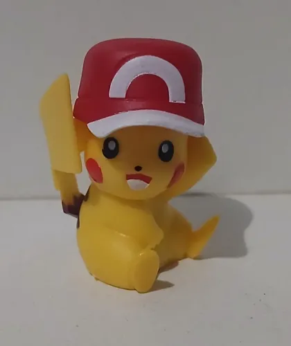 BONECO ACTION FIGURE MINIATURA POKEMON PIKACHU COM BONÉ DO RED