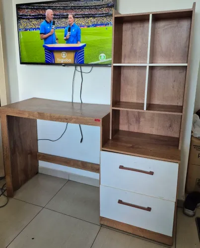 Escrivaninha com estante 