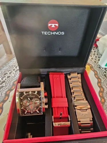 Relógio Technos que muda a pulseira