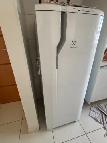 GEELADEIRA PEQUENA ELECTROLUX RE31 SUPER CONSERVADA