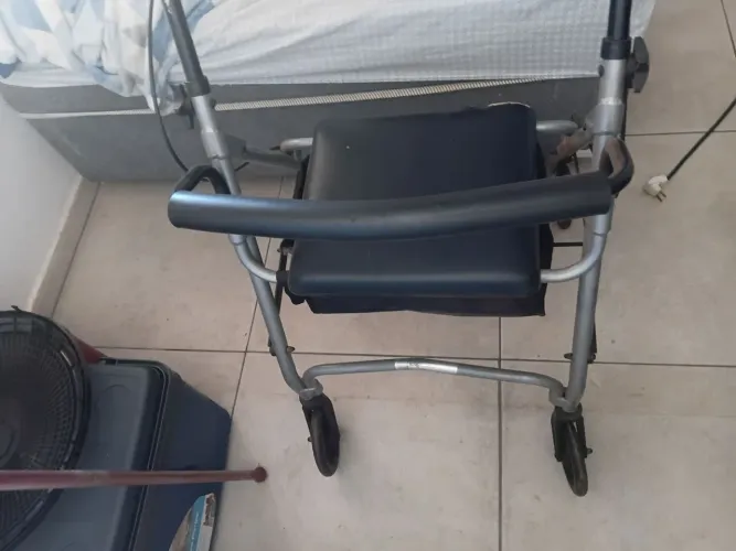 Rollators, Andador com rodas, 4 rodas, freios, assento e porta malas, dobrável.
