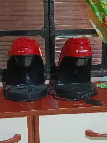 Vendo essas duas cafeteiras não são de cápsulas.