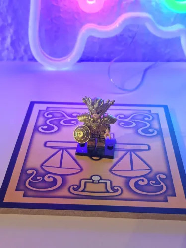 Cavaleiros do Zodíaco COMBO PRESENTE MINIATURA + PLATAFORMA EM MDF