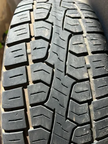 Vendo 2 pneus 205/60/16r Pirelli Scorpion Meia vida