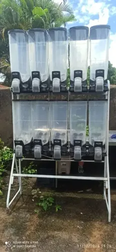 Expositor de ração com 10 dispenser