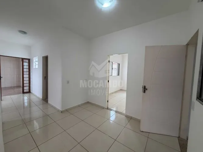 Casa de rua : / Residencial / Vila Santa Terezinha