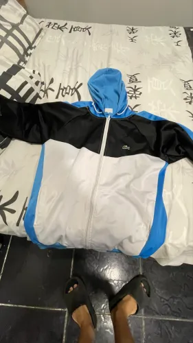 Jaqueta Lacoste tricolor linha premium vendo ou bato rolo chama no chat