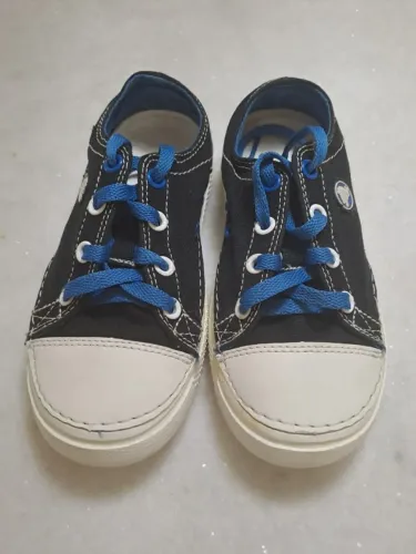 Tênis Crocs Infantil, modelo Hover Sneak Lace-Up, equivalente ao tamanho 31 no Brasil