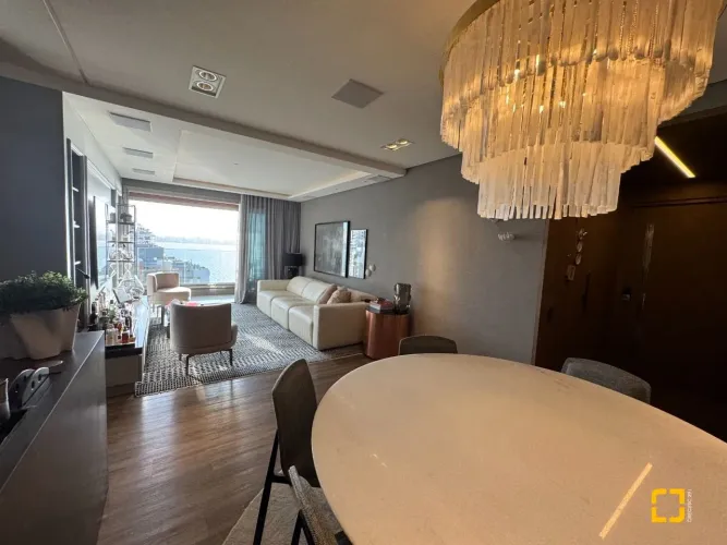 Apartamento com 3 suítes e vista beira mar num dos condominios mais cobiçados da Beira Mar