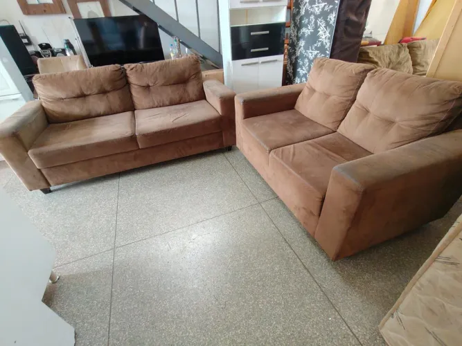 Jogo de sofá 3 e 2 lugares bem conservados ((ENTREGO GRATIS))