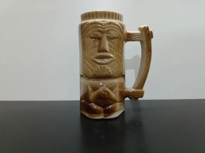 Caneca de porcelana antiga em relevo formato carranca