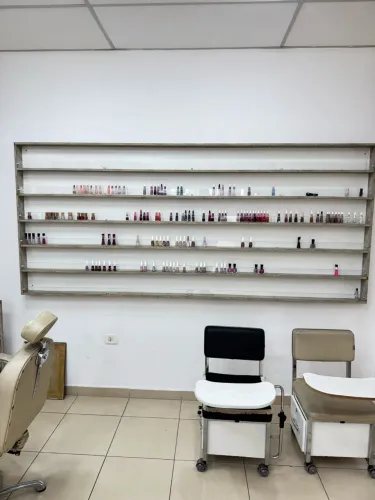 Expositor de esmaltes de parede (ou esmalteiro) feito em madeira patinada