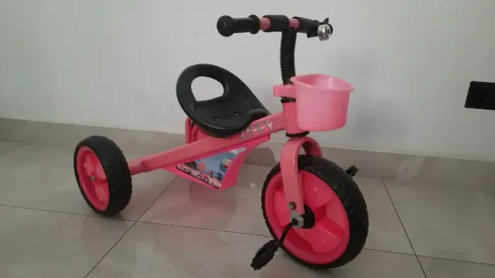 Triciclo Escolar Zippy usado. Está em ótimo estado de conservação.