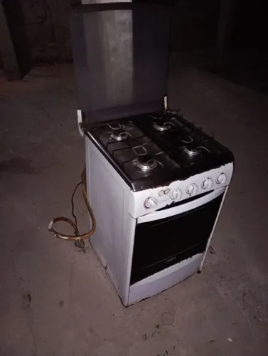 Vendo um fogão usado com as bocas funcionando.