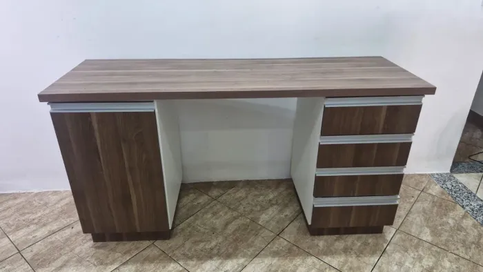 Mesa de madeira 1,50 por 50cm valor a negociar