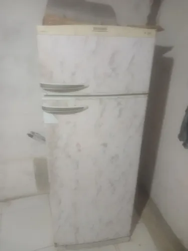 Geladeira semi nova toda boa