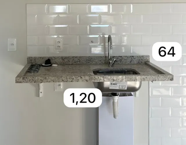 Bancada de granito com cuba de inox. Torneira não inclusa.
