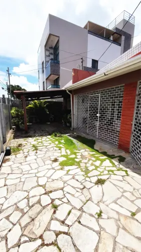 Aluga-se casa com 4 quartos em Tambauzinho