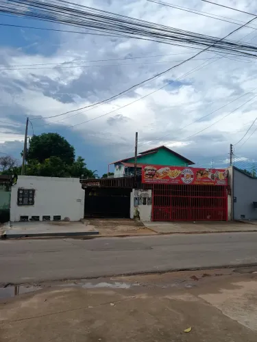 Ponto comercial com 3 apartamentos 