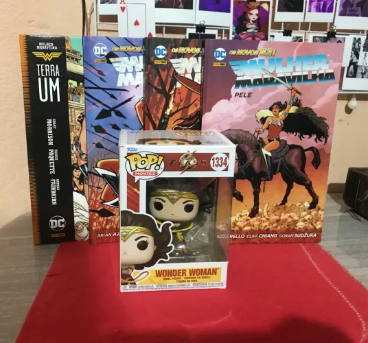 Lote HQS Mulher Maravilha + Funko