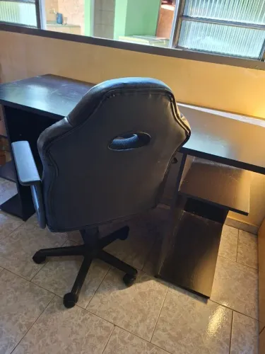 Mesa de escritoio e cadeira