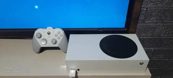Xbox séries s em ótimo estado com o controle gamesir G7 pro troco em ps5 com volta minha