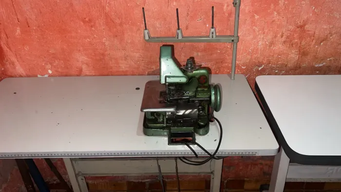 Máquina de costura reta e overloque