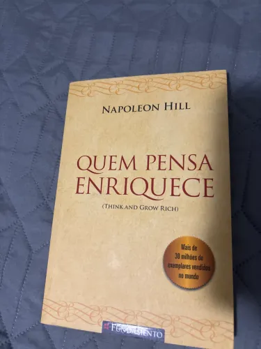 QUEM PENSA ENRIQUECE - NAPOLEON HILL