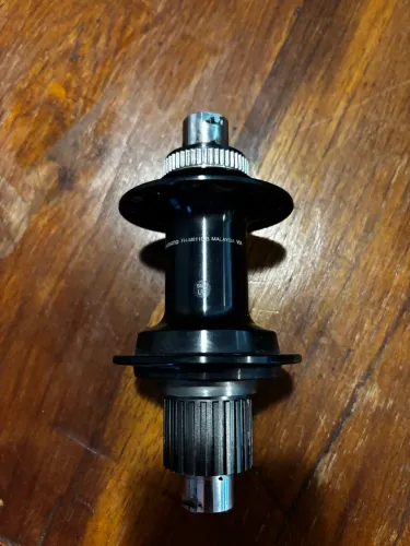 Cubo traseiro Shimano XT 