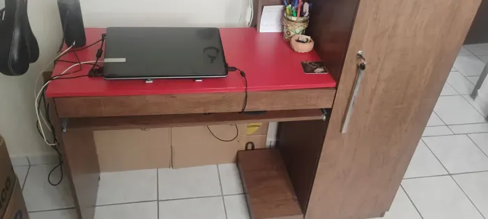 Mesa de escritório pra computador 1 porta e 1 gaveta 