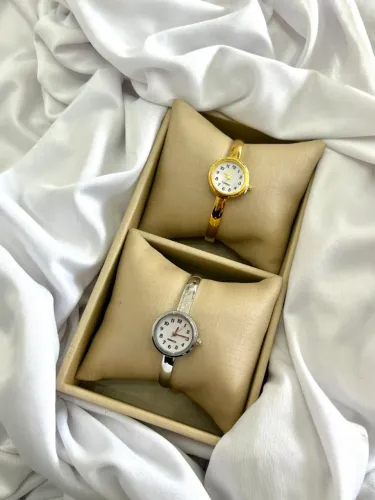 Relógio prata+ pulseira com algo pendurado