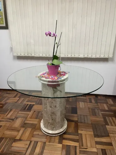 Mesa tampo de vidro e pé de mármore