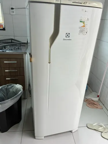 Vende-se uma geladeira