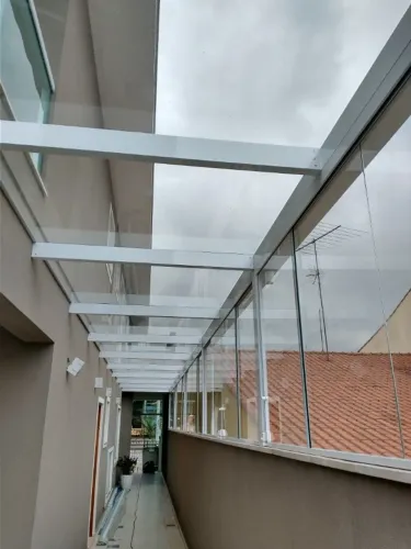 COBERTURA DE VIDRO ESTRUTURA EM ALUMINIO