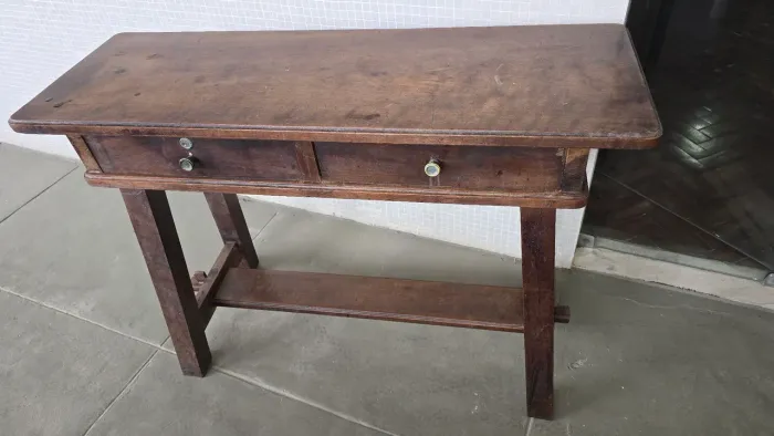 Mesa de madeira rústica do estilo colonial com duas gavetas esta em ótimo estado