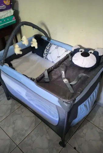 Berço portátil de bebê cinza, semi novo!