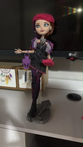 Boneca Ever After High (conservada)