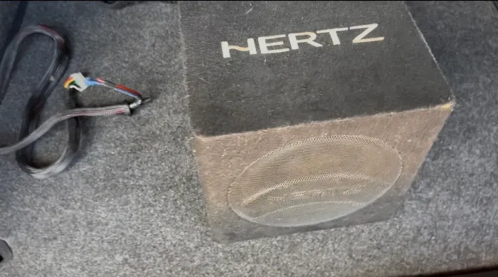 Subwoofer amplificado Hertz DBA 200.3