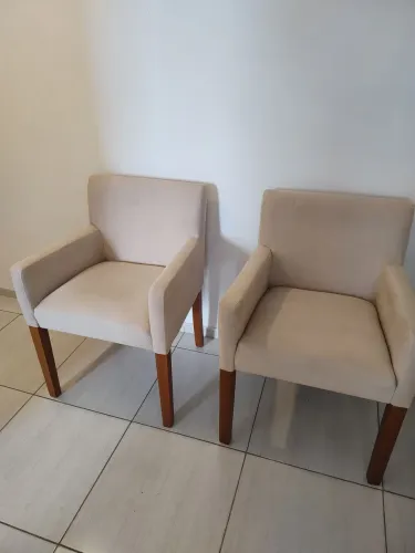 Duas poltronas em madeira maciça